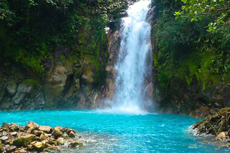 Conheça o Misterioso Rio Celeste em Costa Rica