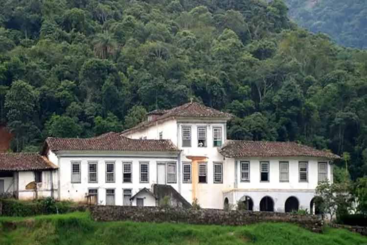 Conheça Minas e a Histórica Fazenda Santa Clara com suas 365 janelas