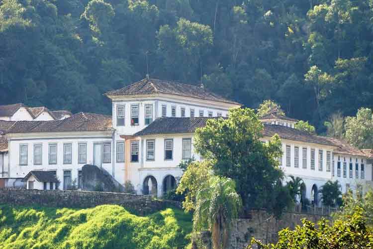 Conheça Minas e a Histórica Fazenda Santa Clara com suas 365 janelas