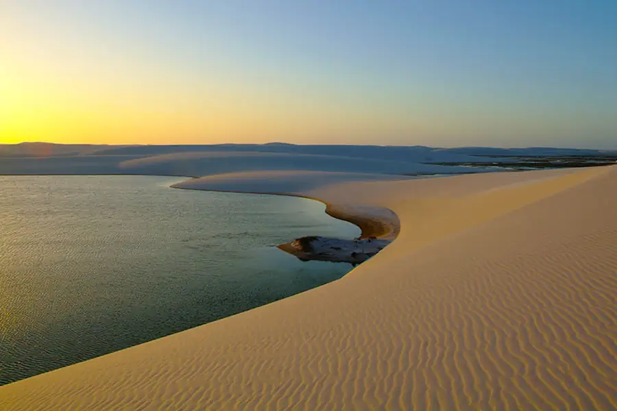 Lagoas cristalinas entre as dunas