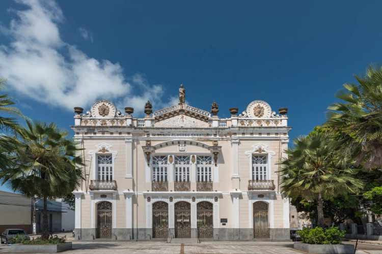 Conheça o Teatro Alberto Maranhão