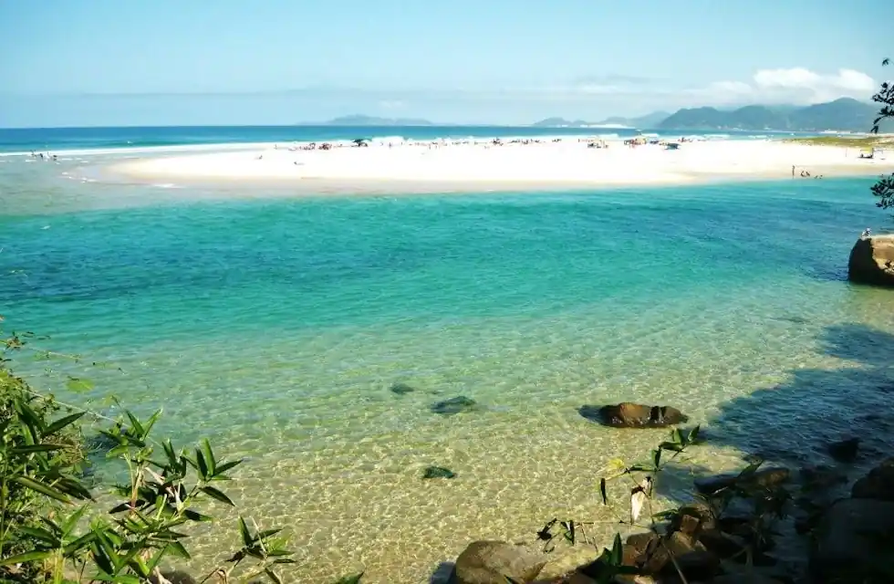 Praia Guarda do Embaú – Palhoça: O Refúgio Perfeito para Apaixonados por Natureza 4 Praia Guarda do Embaú