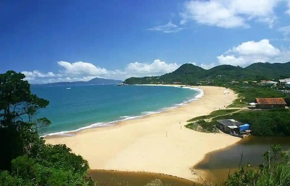 Praia do Estaleiro em Balneário Camboriú
